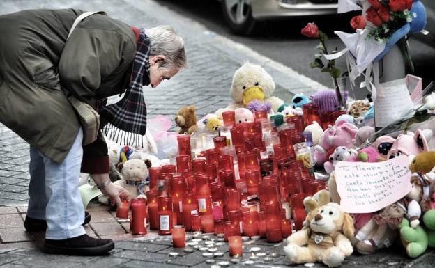 Muchos ciudadanos improvisaron un altar por la pequeña Alicia, asesinada al ser arrojada desde el primer piso de la calle Libertad, en Vitoria./Igor Aizpuru