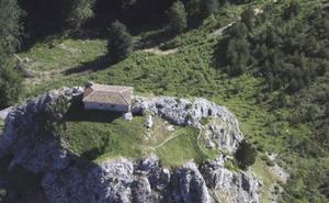 Vista del monte y la ermita de Atxorrotx, que se alza sobre un peñasco que garantizaba el control absoluto del entorno./Joxebi