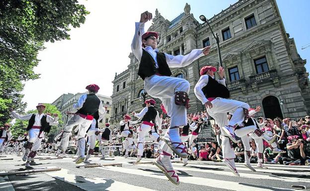 Un grupo de dantzaris en pleno baile, frente al palacio de la Diputación, frente al que se congregó un público numerosos./MANU CECILIO