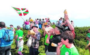 Un grupo de montañeros tañen el cuerno durante una de las últimas ediciones de la ascensión a las cumbres bocineras./