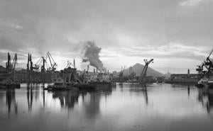 El Serantes se recorta al fondo de un paisaje de grúas.//Fotografías: Carlos Cánovas