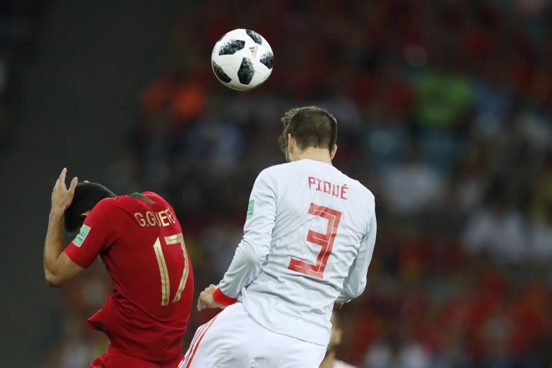 Piqué, en una acción del partido ante Portugal./Afp