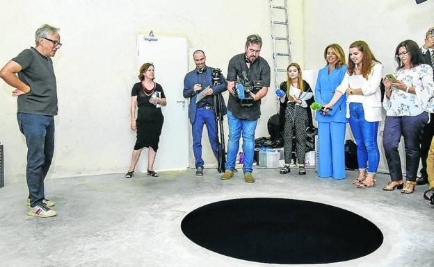 Un turista acaba hospitalizado tras caer en una obra de Anish Kapoor