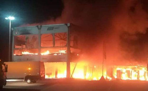 Un incendio arrasa el paddock de MotoE en Jerez Un incendio arrasa el paddock de MotoE en Jerez