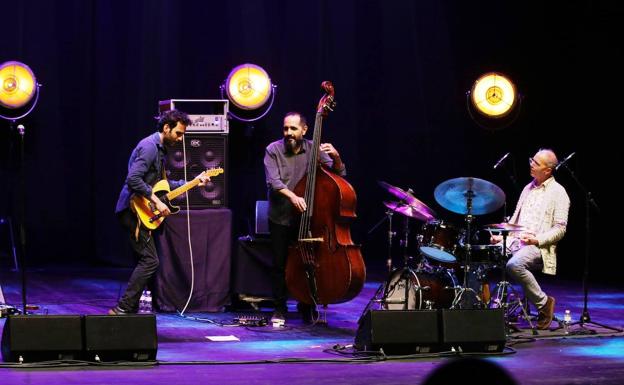 Julian Lage, Bassist Scott Colley und Schlagzeuger Kenny Wollesen.