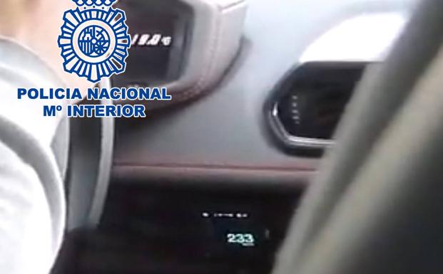 Detienen a un youtuber que se grabó conduciendo a 233 km