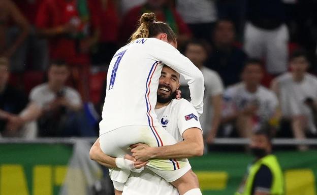 Benzema i Griezmann świętują gola.