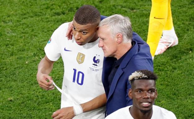 Kylian Mbappe rozmawia z Didierem Deschampsem.
