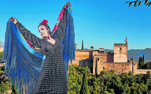Alhambra y flamenco cuando cae la noche en Granada