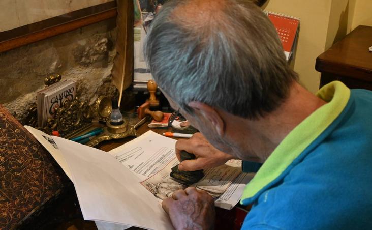 Javier Alonso estampa el primer sello en nuestro documento.