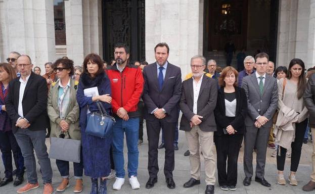 Minuto de silencio en el Ayuntamiento de Valladolid por la muerte de la joven, hija de un funcionario municipal que se jubilaba hoy. /A. V.