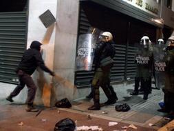 Un joven se enfrenta a un agente de la policía antidisturbios durante una nueva protesta por la muerte del joven estudiante Alexander Grigoropulos en Atenas. /Efe/