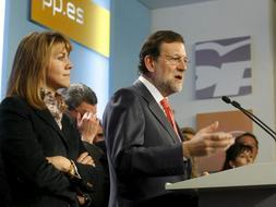 Mariano Rajoy ha comparecido rodeado de la mayoría de los miembros del partido. / Efe/