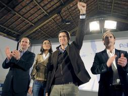 El candidato del Partido Popular a la presidencia de la Xunta, Alberto Núñez Feijóo (c), acompañado por el Presidente de la Diputación de Pontevedra, Rafael Louzán (i), y de los dirigentes locales Marta Rodríguez (2-i) y Tomás Fole (d). / Efe/