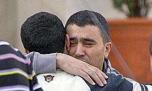 Rachid Jahah, esposo de la mujer embarazada que murió atropellada en Collado Villalba y padre del bebé fallecido, recibe consuelo durante el sepelio. / Foto: Efe | Vídeo: Atlas/