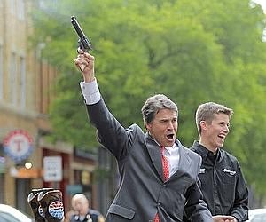 Rick Perry, gobernador de Texas, blande un arma. / Ap/