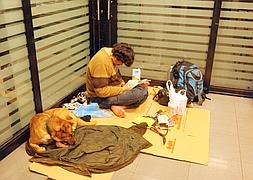 Un mendigo se prepara para pasar la noche. / Archivo/