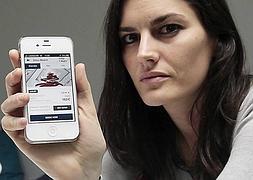 Rebeca Minguela, directora general de Blink Booking, muestra su nueva aplicación para iPhone. MARTA JARA/