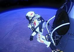 Felix Baumgartner, poco antes de lanzarse al vacío. / Foto: Jay Nemeth (Afp) | Vídeo: Óscar Chamorro/