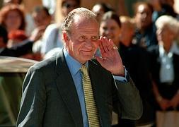 Don Juan Carlos, a las puertas de la clínica Teknon, en 1999. / Archivo | Europa Press/