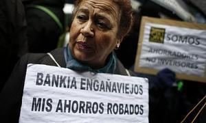 Una mujer protesta contra Bankia. / Reuters/