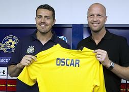 Jordi(d) presenta a Óscar como nuevo entrenador. / Jack Guez (AFP)/