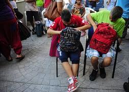 Dos niños revisan el material escolar que les ha entregado el SAT. / Foto: Cristina Quicler (Afp) | Vídeo: Atlas/