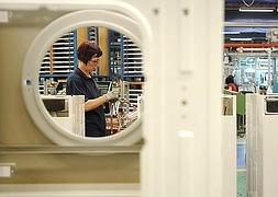 Una operaria trabaja en la planta que Fagor Electrodomésticos tiene en la localidad guipuzcoana de Garagarza. / Félix Morquecho/