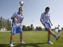 Javi Guerra y Javier Alejandro Almirón, durante su presentación hoy en las instalaciones de Ibaia. /Rafa Gutiérrez/