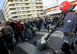 Video: Pelotazos en el exterior de El Corte Inglés el 29-M. Foto I. Onandia/