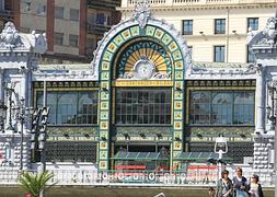Fachada de la estación de Feve en la calle Bailén./ Vídeo: Unai Izquierdo / Zuriñe Palacio/