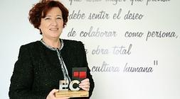 Begoña Muruaga posa junto al premio de EL CORREO. :: IOSU ONANDIA/