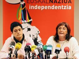 La alcaldesa de Hernani, Marian Beitialarrangoitia (izda), y la concejala de Pamplona Marine Pueyo. / Efe/