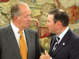 Ibarretxe conversa con el Rey en un encuentro pasado entre ambos. / Archivo/