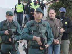 La Guardia Civil escolta al presunto miembro de los GRAPO detenido en Ortuella. / Foto y vídeo: Luis Calabor/