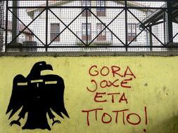 Una de las pintadas aparecidas hoy en Zizurkil. /Agencias/