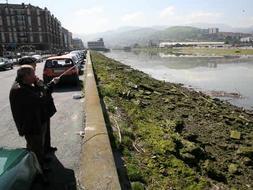 Dos vecinos de la zona observan el Canal de Deusto. /Archivo/