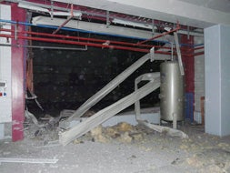 DESTROZOS. El artefacto provocó serios daños en las instalaciones de este periódico, en Zamudio/ Luis Calabor/