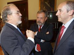 Pedro Solbes charla esta mañana con Pedro Aspiazu (centro) y Josu Erkoreka (derecha)./ Efe/
