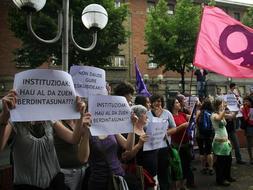 Decenas de personas han acudido a la convocatoria esta tarde./ El Correo/
