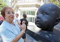 Una señora disfruta de la obra expuesta en plena Gran Vía Bilbaína. /Luis Ángel Gómez/