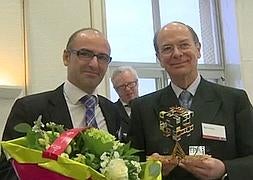 Andoni Aldekoa e Ibon Areso posan con el premio./ elcorreo.tv/
