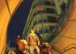 Usuarios acceden de noche a la estación de Berastegi. / Ignacio Pérez/