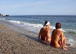 Dos jóvenes toman el sol desnudas en la playa./ Archivo/