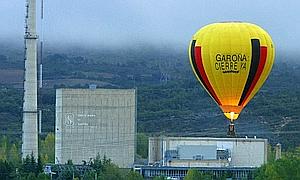 Un globo aerostático de los ecologistas de Greenpeace sobrevuela la central nuclear./ AFP/
