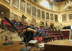 Un tñécnico comprueba las instalaciones de la Casa de Juntas de Gernika. / M. Atrio/