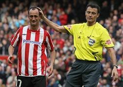 Joseba Etxeberria fue consolado por el árbitro en su despedida en San Mamés. /L.A. Gómez/