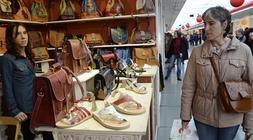 Bolsos trabajados en cuero en uno de los stands desplegados a orillas de la ría. / I. Pérez/