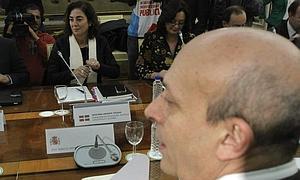 Wert, en primer plano, sentado frente a Uriarte en una reunión celebrada en diciembre. /Efe/