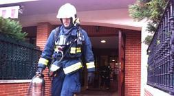 Un bombero sale del edificio. /Luis Calabor/